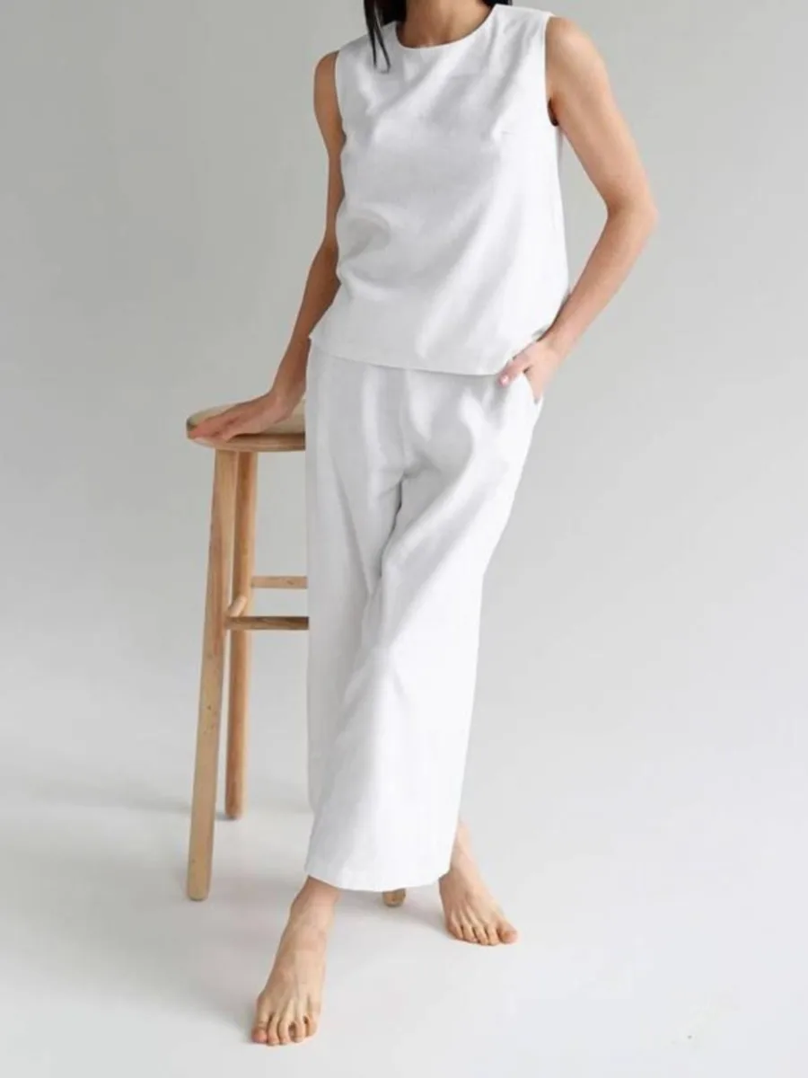 

Женский комплект из футболки с круглым вырезом и брюк