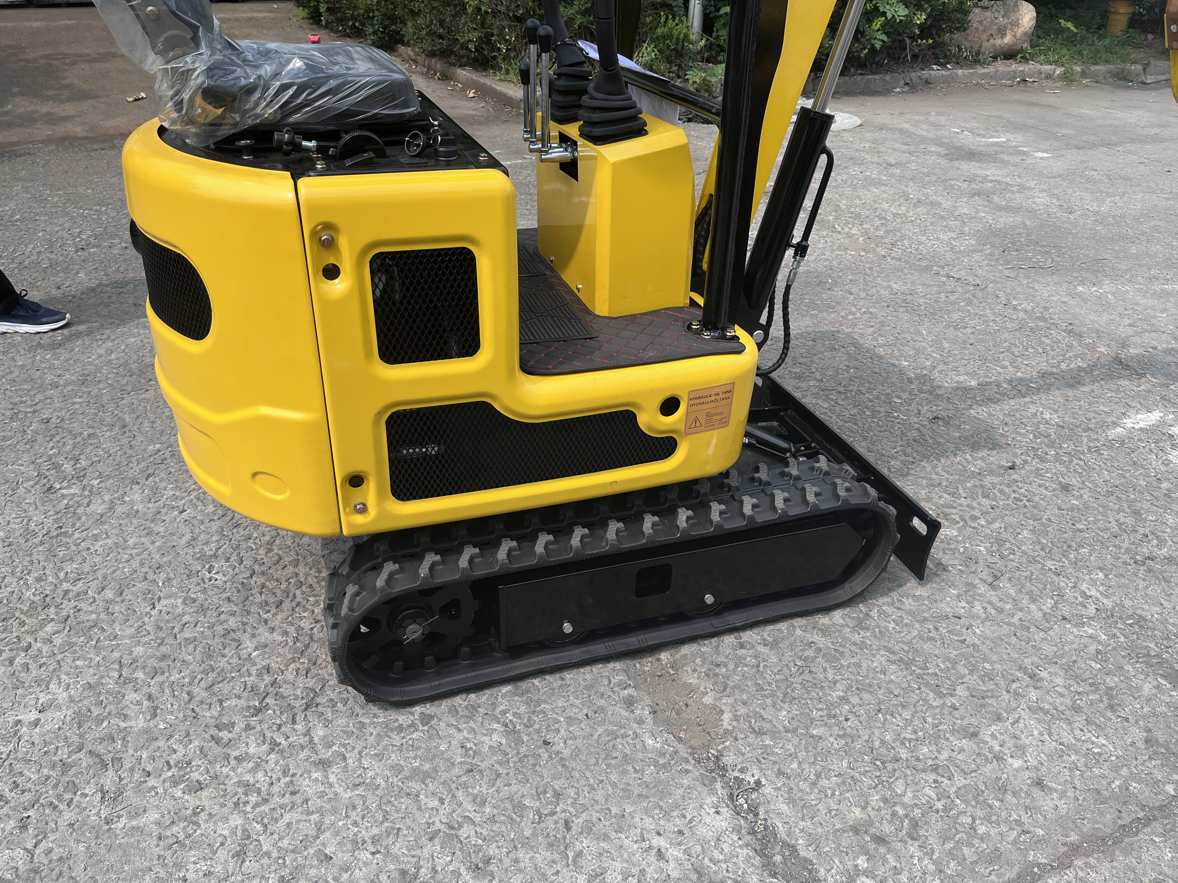 Мини-экскаватор на гусеничном ходу