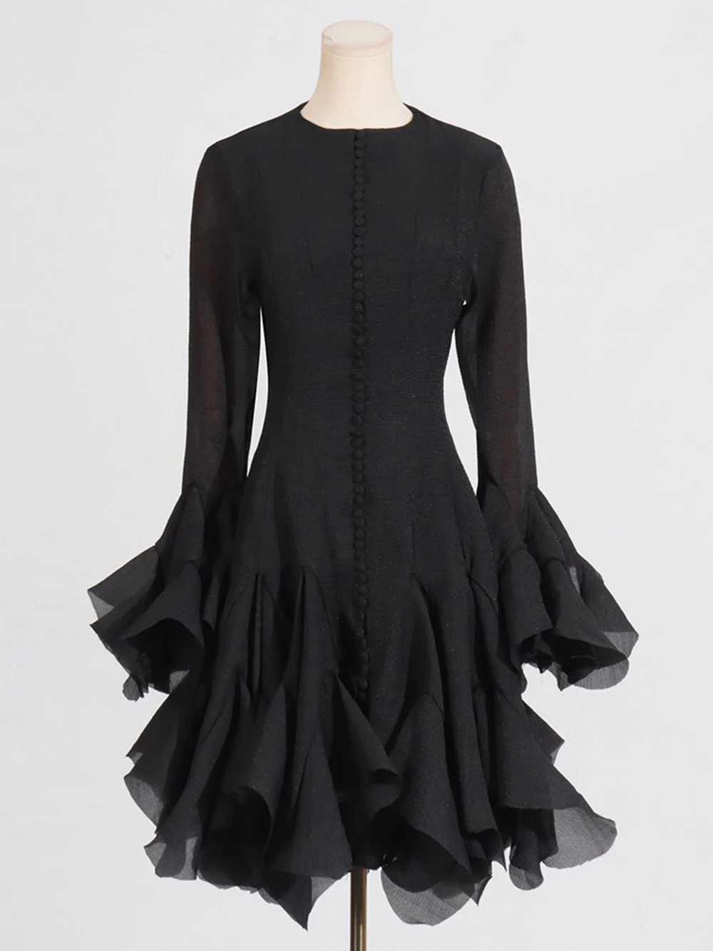 فستان ميدي نسائي بتصميم فريد