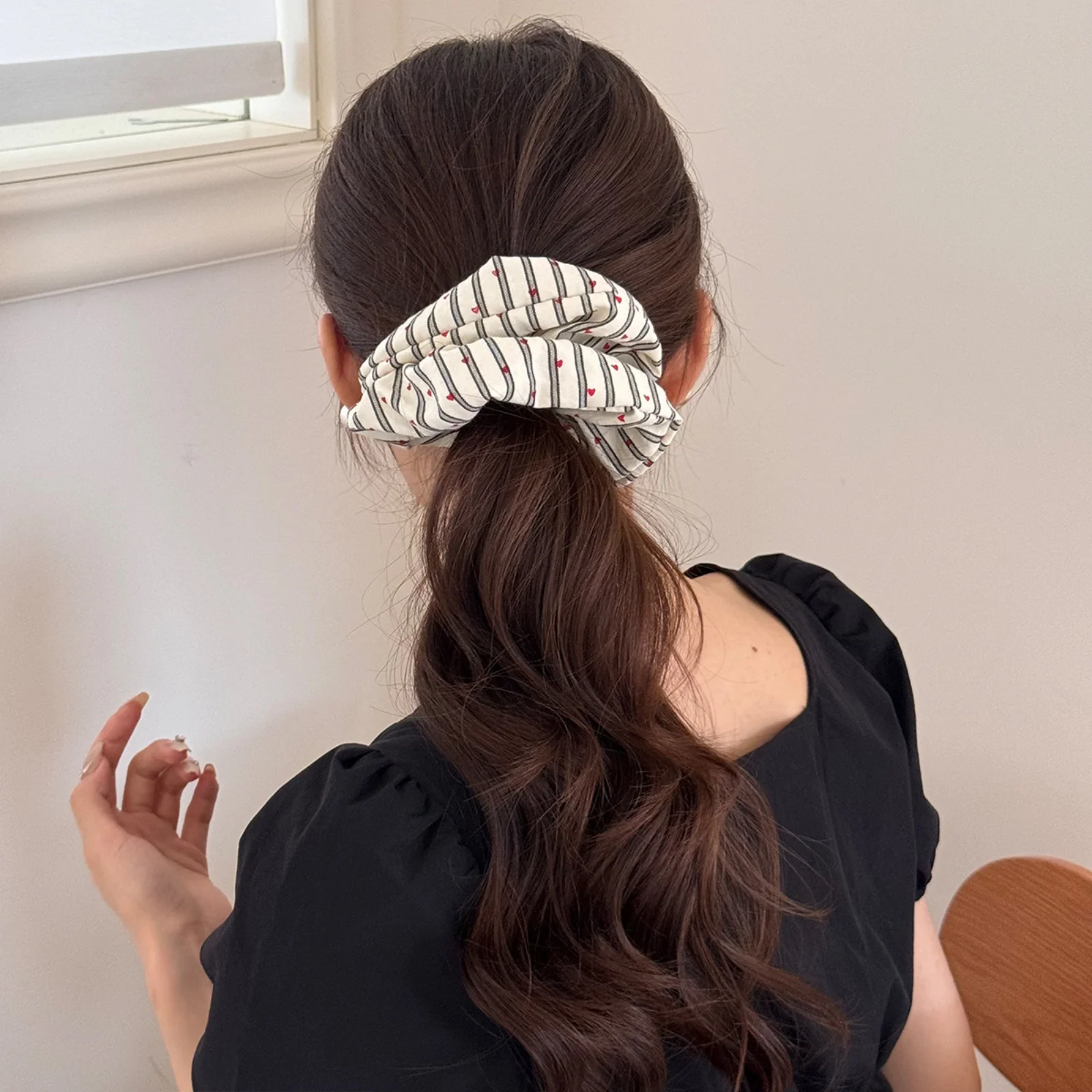 1PC Preppy Striped Heart Scrunchie, Cute School - Style Hair Tie for Teens, Fashionable Hair Accessory for Daily Wear