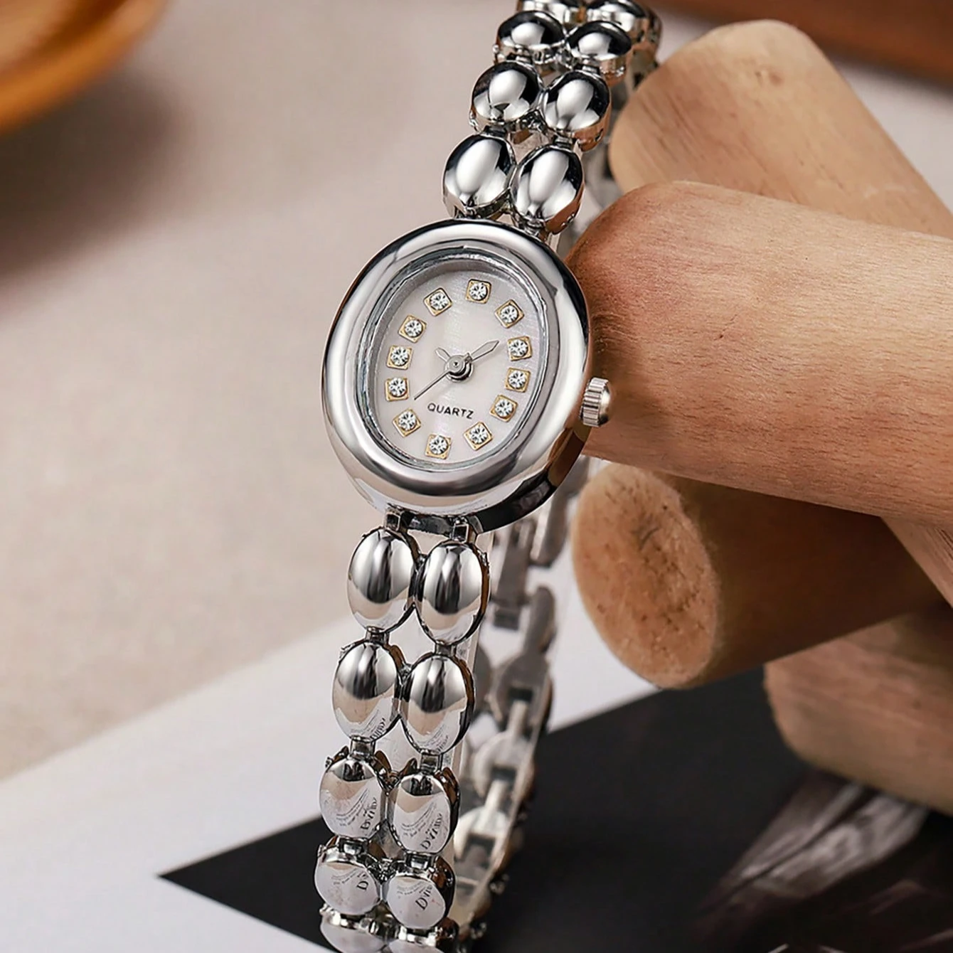 Fashionable retro water droplet shaped bracelet unique, compact niche temperament, gradient multi-color fashionable quartz watch