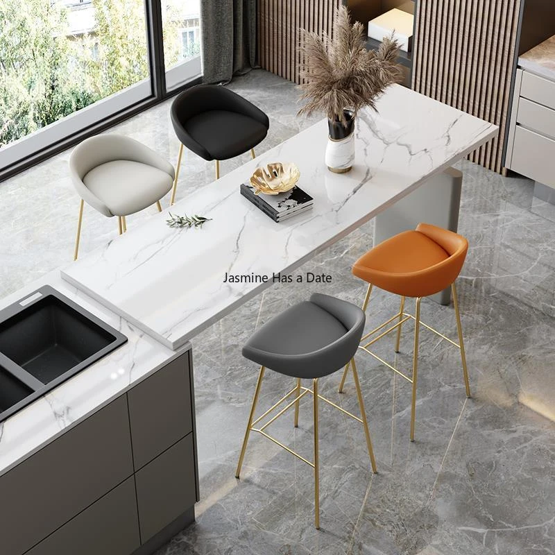 Рисунок 2 - Простые барные стулья в скандинавском стиле