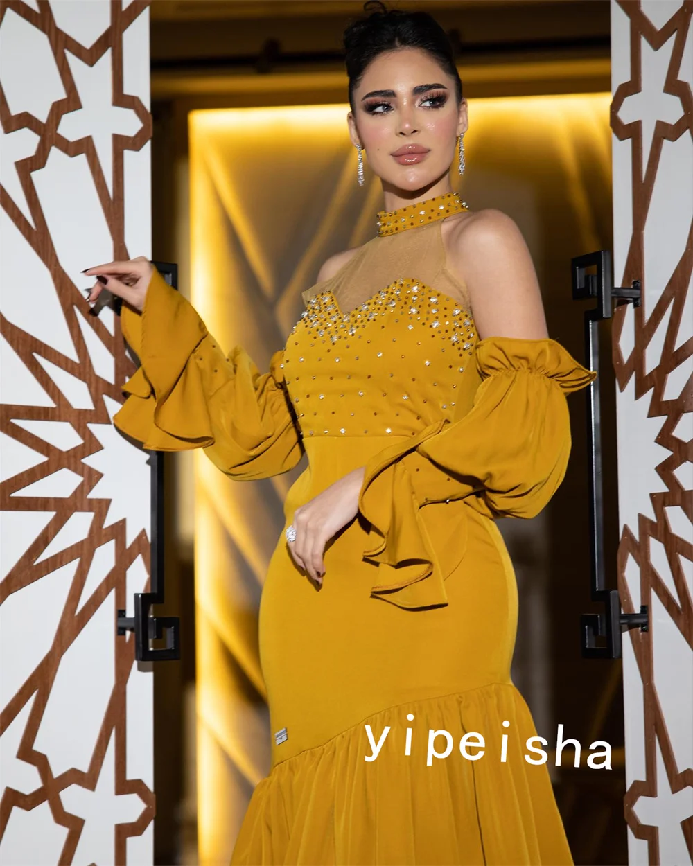 Рисунок 2 - Шифоновое платье с блестками и высоким воротником