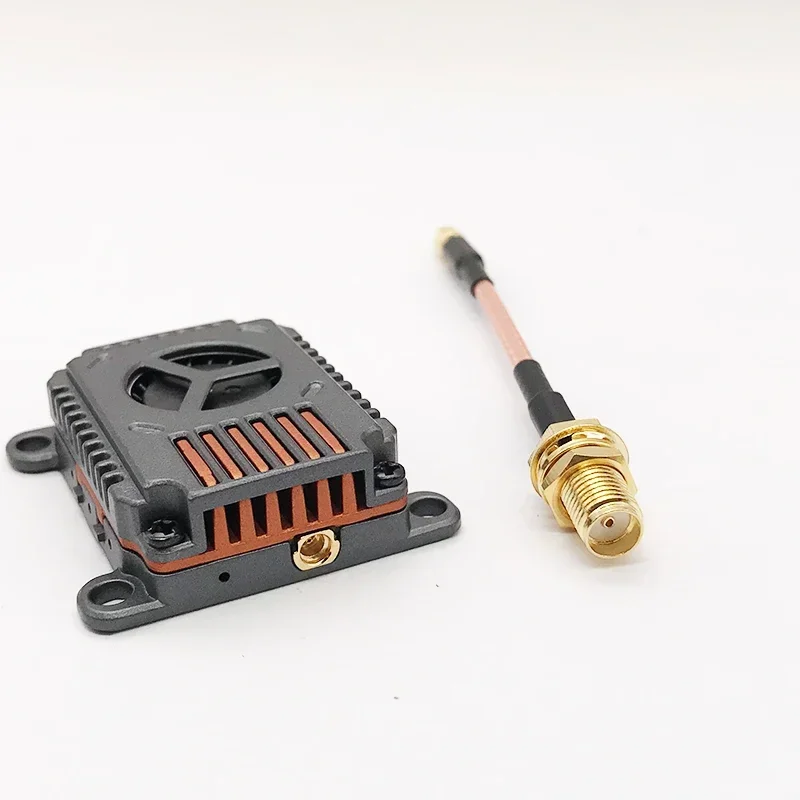 Vue en gros plan du bouton de changement de canal sur le transmetteur vidéo 5.8Ghz 3W FPV VTX