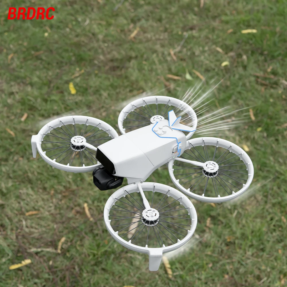 Queue de vol gris clair pour drone enfant, fixée sous le drone, profil aérodynamique