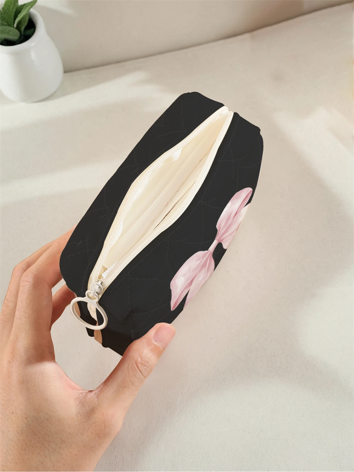 1 portable sanitary napkin storage bag, made of seaweed turtle pattern and diamond mesh material, lightweight women's tissue bag