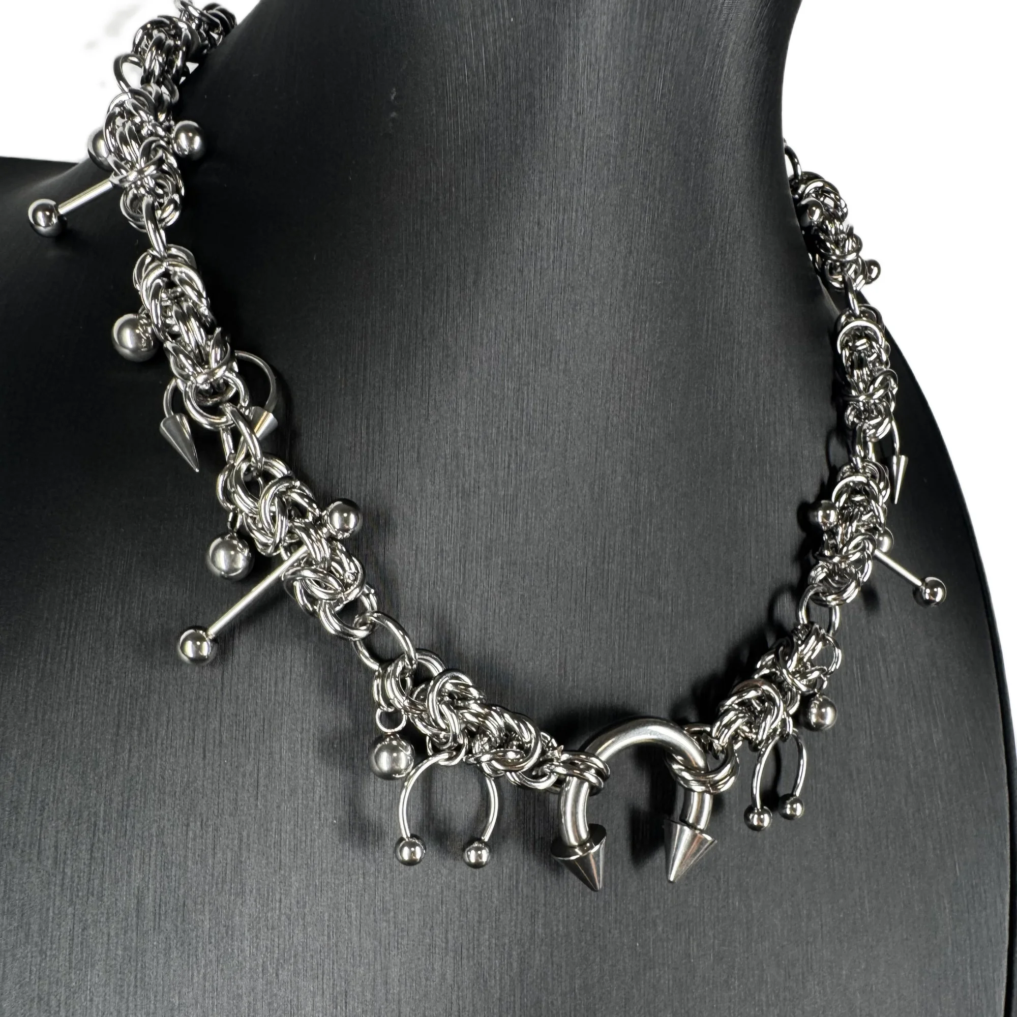 Gothic Punk Spike Horseshoe Choker Halskette aus Edelstahl, klobige geflochtene Kette, edgy Statement-Schmuck für Damen & Herren