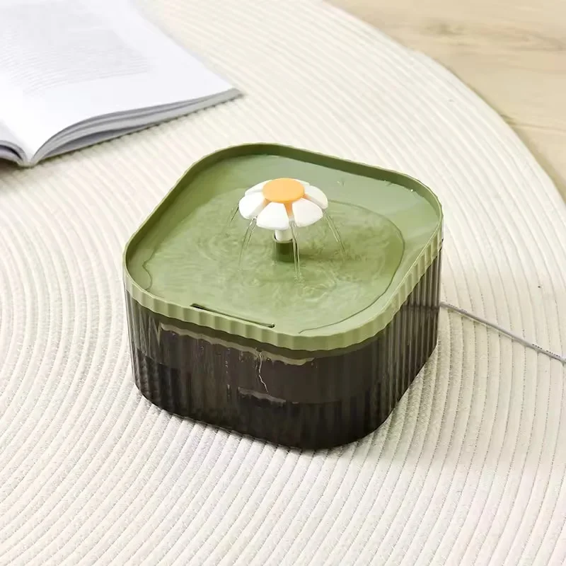 نافورة مياه للقطط سعة 2.5 لتر مع ضوء LED موزع مياه كهربائي فائق الهدوء للحيوانات الأليفة مع مرشحات بديلة نافورة قطط أوتوماتيكية