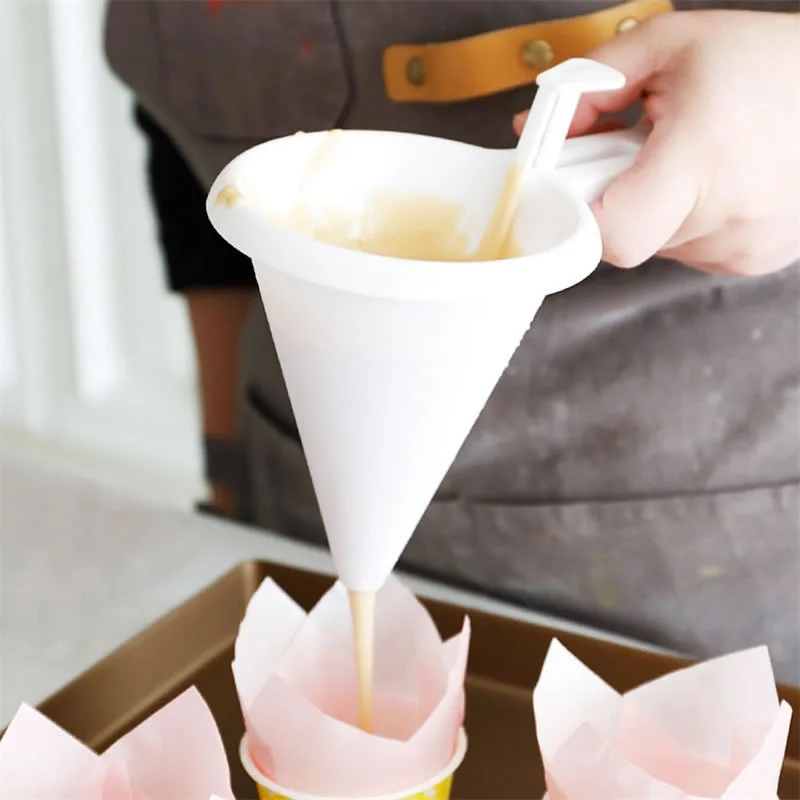 Description Picture 4 of itemAdjustable Hand-held Baking Funnel Tools Cream Batter Chocolate Liquid Dispenser Pastry Mold Cookie Cupcake Pancake Baking Tools