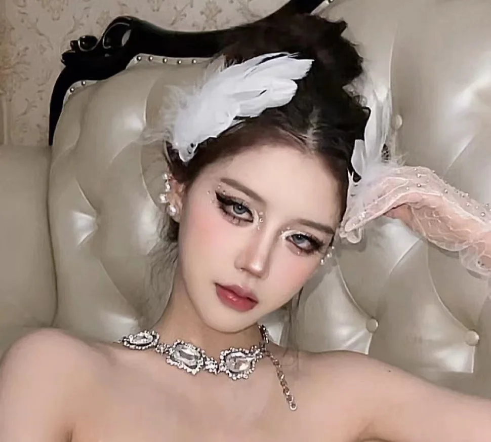 Рисунок 2 - Женский головной убор с белым лебедем и перьями