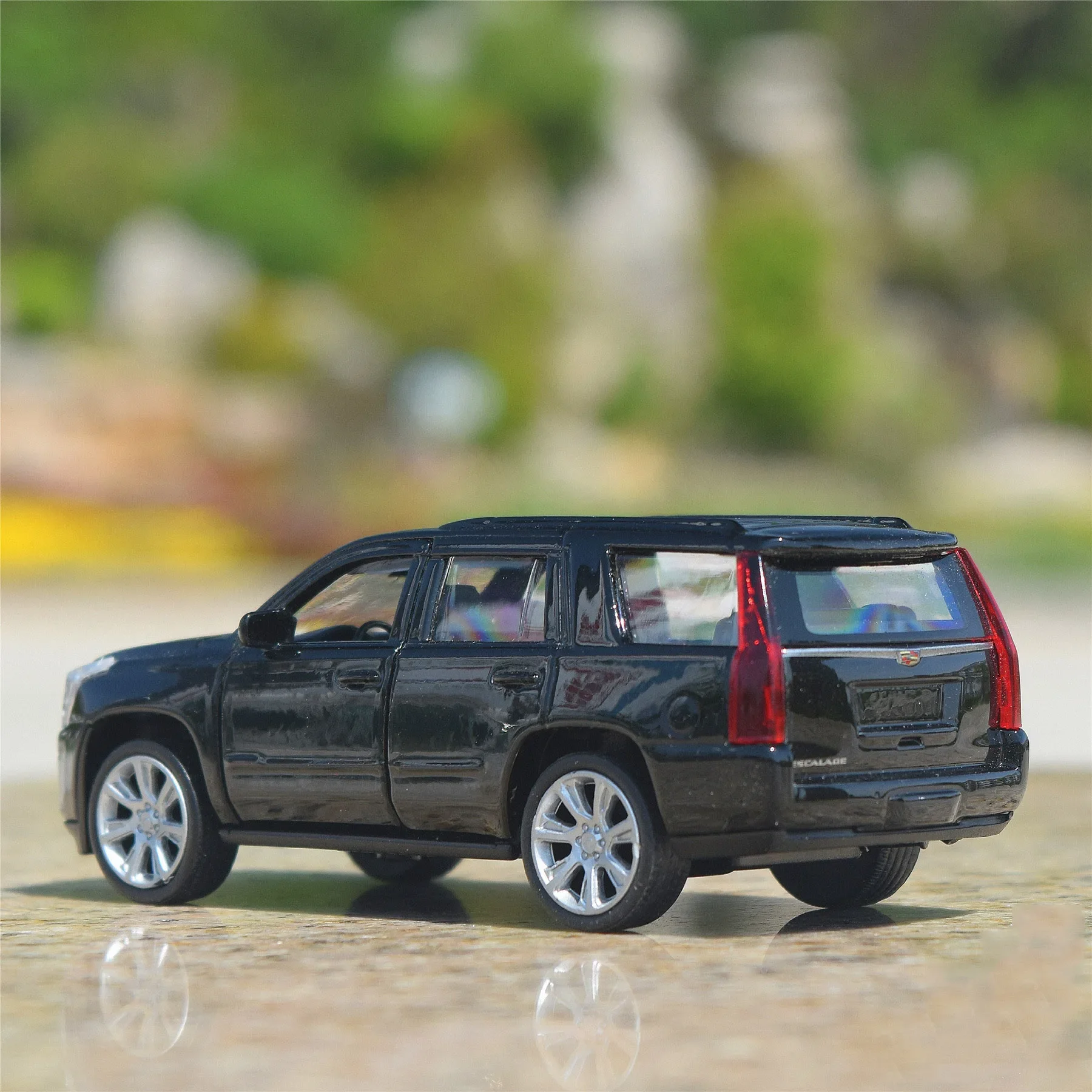 Welly 1:36 Cadillac Escalade SUV Alloy Car Model Diecasts Metal Toy Vehicles Pull Back Car Model Simulation Collection Kid Gifts