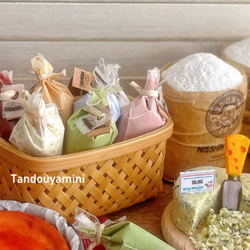 Miniature DIY Kitchen Scene for Dolls - 1:6 1:12