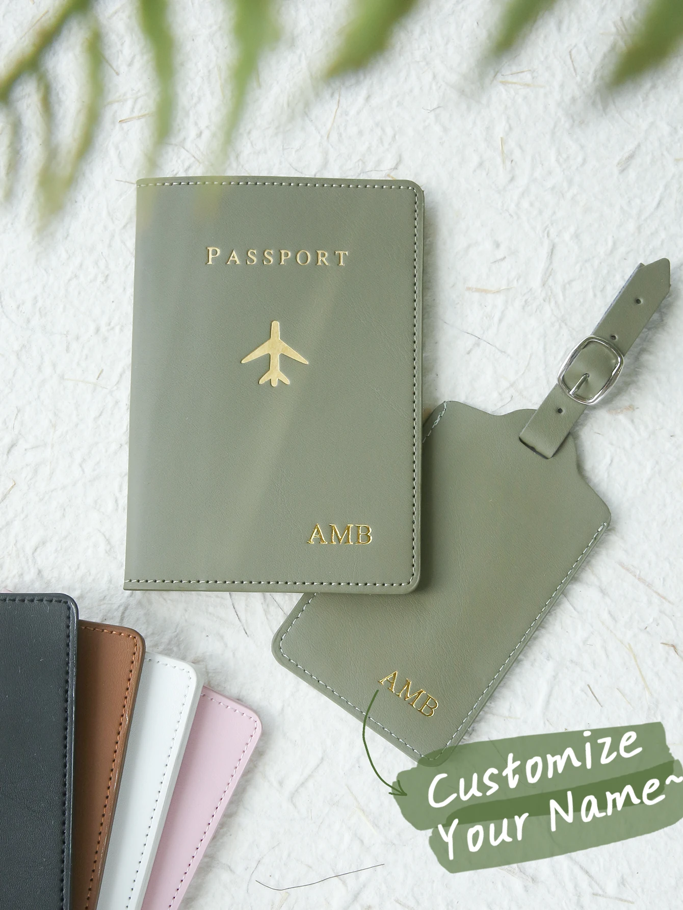 2 Stück Personalisierter Passhalter mit Namensprägung, Goldener Monogramm-Passumschlag, Faltbare Leder-Passhülle, Gepäckanhänger – Detail 1