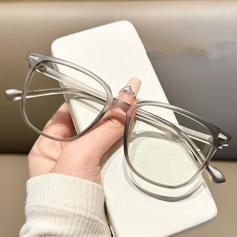 Рисунок 3 - Новинка, мужские и женские голубые искусственные очки