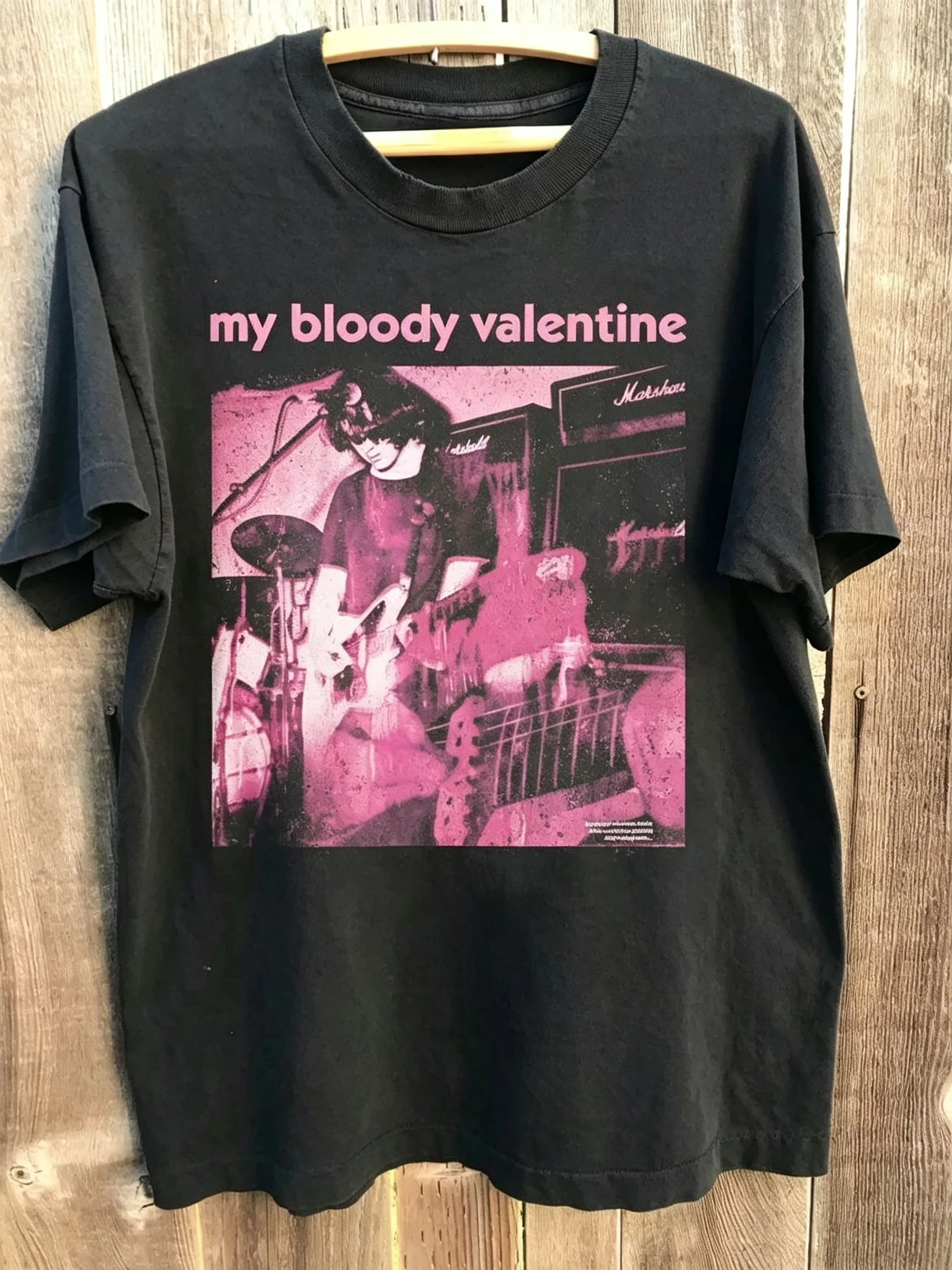 2026 Herren Vintage Rock Grafik T-Shirt Retro Magenta-Ton Live-Musik Gitarrist Bühnenkunstdruck Schwarzes Kurzarm-T-Shirt