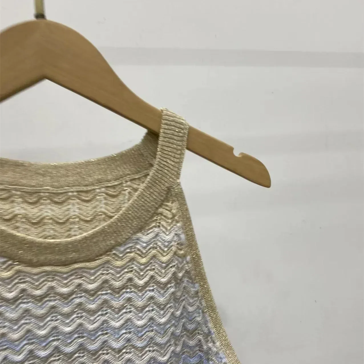 المرأة بلا أكمام جولة الرقبة ضئيلة التدرج موجة نمط...