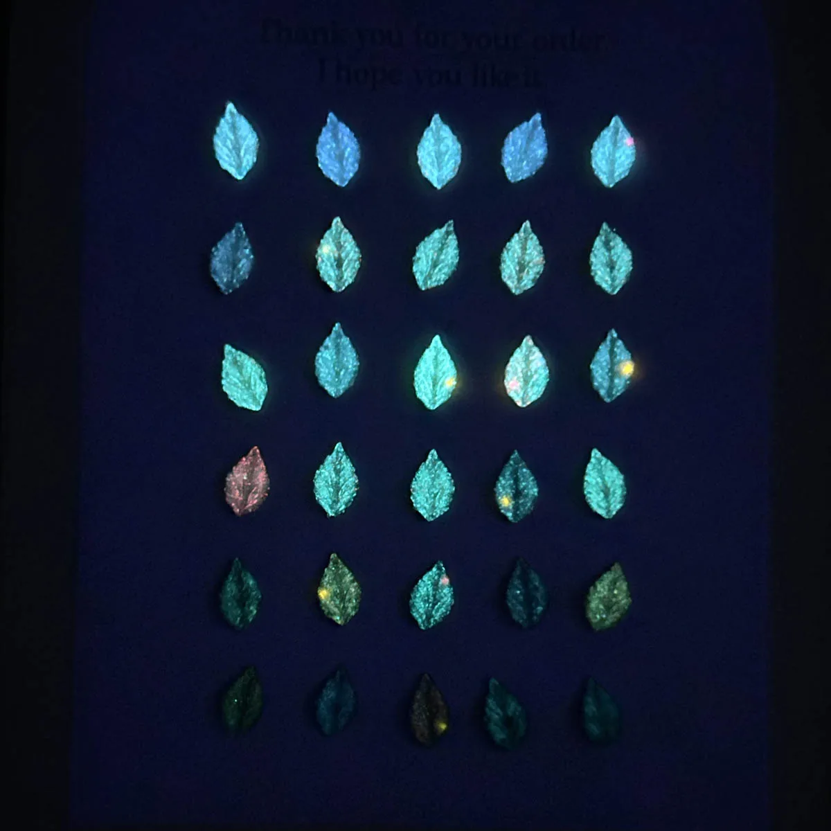 60개입 창의적인 사실적인 발광 잎 레진 네일 참 3D 미니멀리스트 6색 잎 네일 아트 장식 DIY 네일 공예