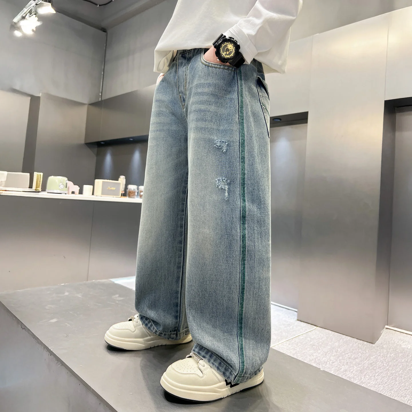 2026 소년용 와이드 레그 청바지 라이트 블루 디스트레스드 데님 팬츠 그린 스티칭 백 포켓 스트리트 스타일 키즈 바지 4-14세 패션