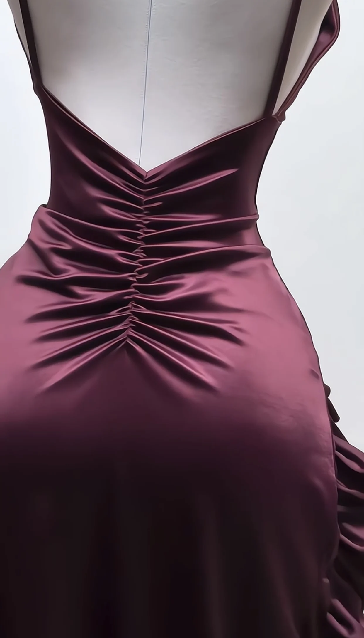 فستان ساتان خمري بفتحة جانبية أنيقة