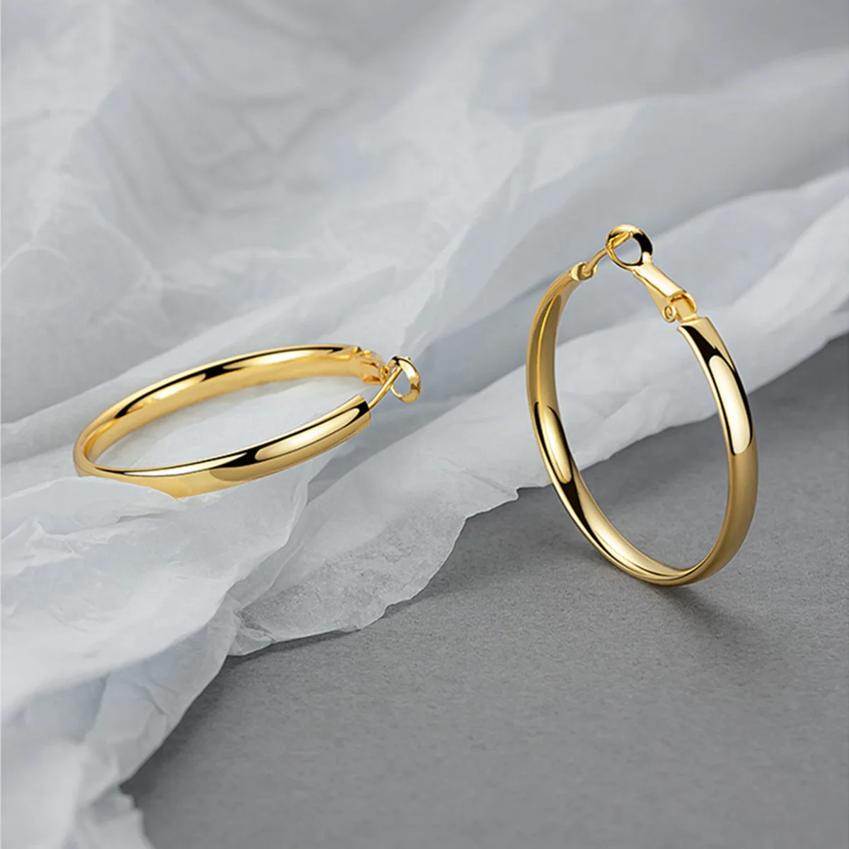 Creolen aus Edelstahl, flacher Feder-Karabinerverschluss, hypoallergen, leicht, 4 mm, Modeschmuck für Frauen, sicherer Verschluss