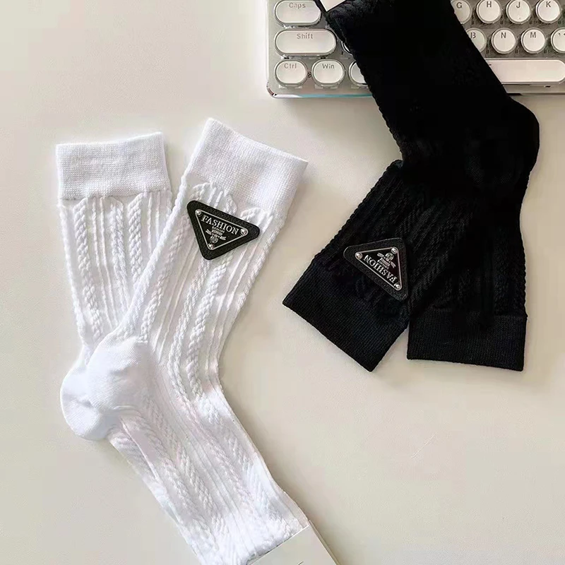 

Fashion Triangle Label Cotton Socks Europe Letter Embroidery Middle Tube Socks Women Solid Color Socks
