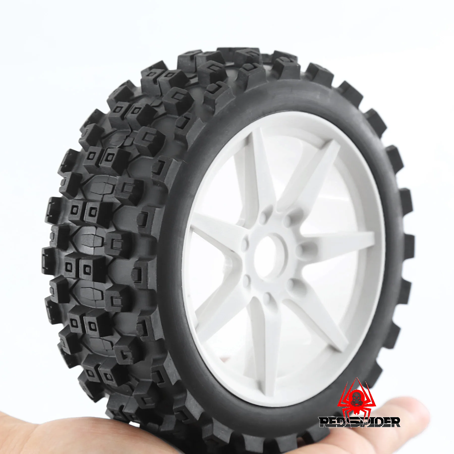Enfant souriant tenant la télécommande 2.4GHz près du Buggy RC Crawler 4WD Tout Terrain dans un jardin