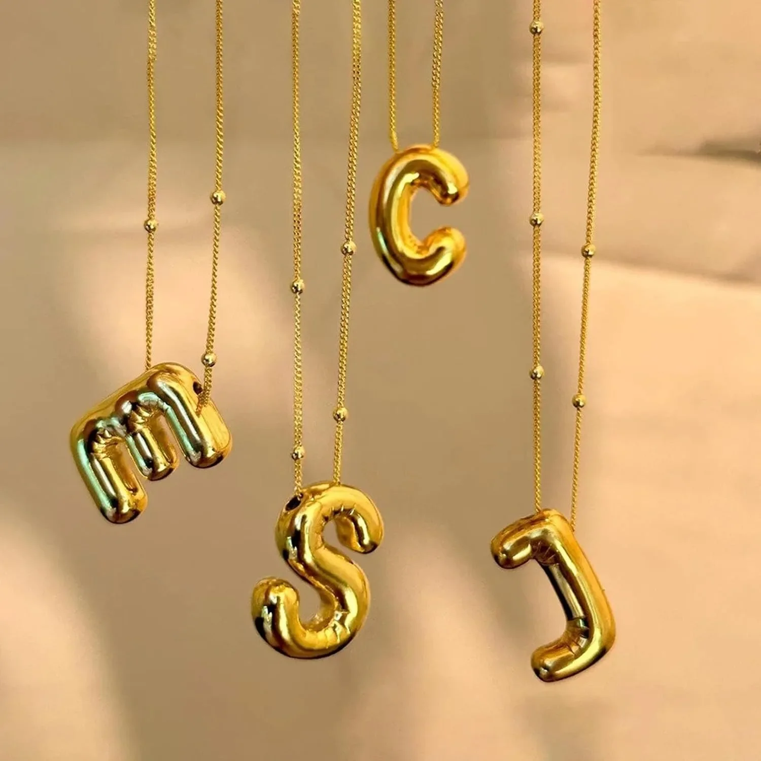 Damen Initialen-Halskette Edelstahl Choker Bubble-Buchstaben-Anhänger Trendiger Schmuck-Accessoire für 2025 – Detail 5