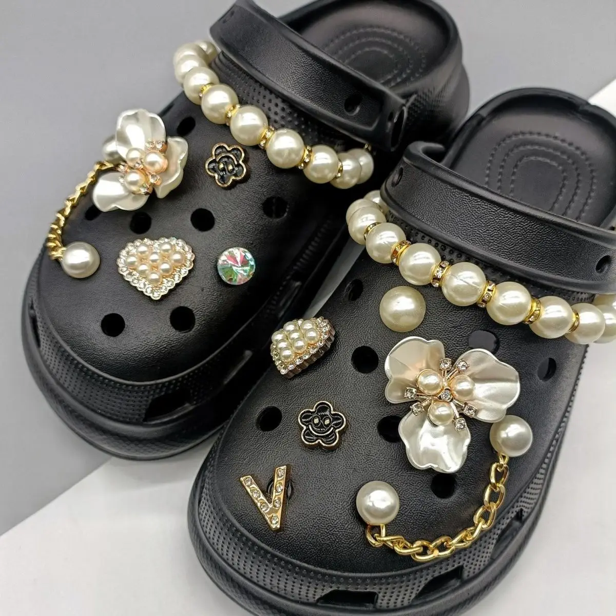 

Luxury Croc Charms Designer Elegant Accessories Pearl Chain Shoe Charms DIY Adornment for Clogs Sandals