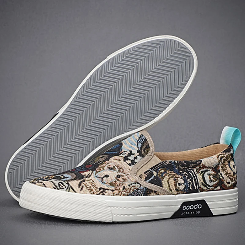 Men's Canvas Shoes Fashion Bear Printing Breathable Board Shoes Korean Version Soft Sole Lightweight Slip on Flat Casual Shoes 5