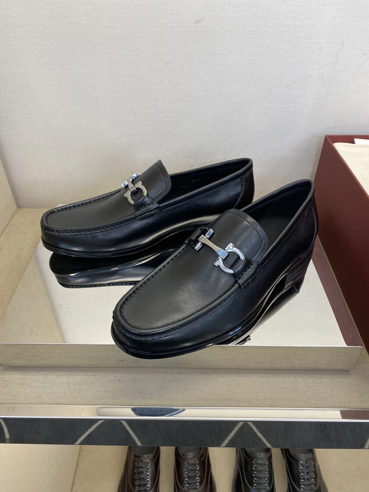 Luxury fashion designer brand fashionable men's formal leather shoes Gancini buckle Moccasin shoe cover 01