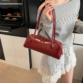 حقيبة إبط جلدية كلاسيكية بحزام طويل أنيق — صورة 4