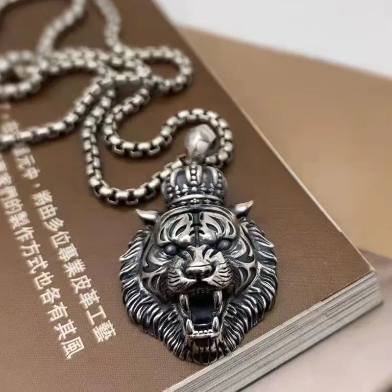 

Punk style pure silver retro domineering tiger head pendant for men's personality jewelry, exquisite Thai silver crown, tiger ne