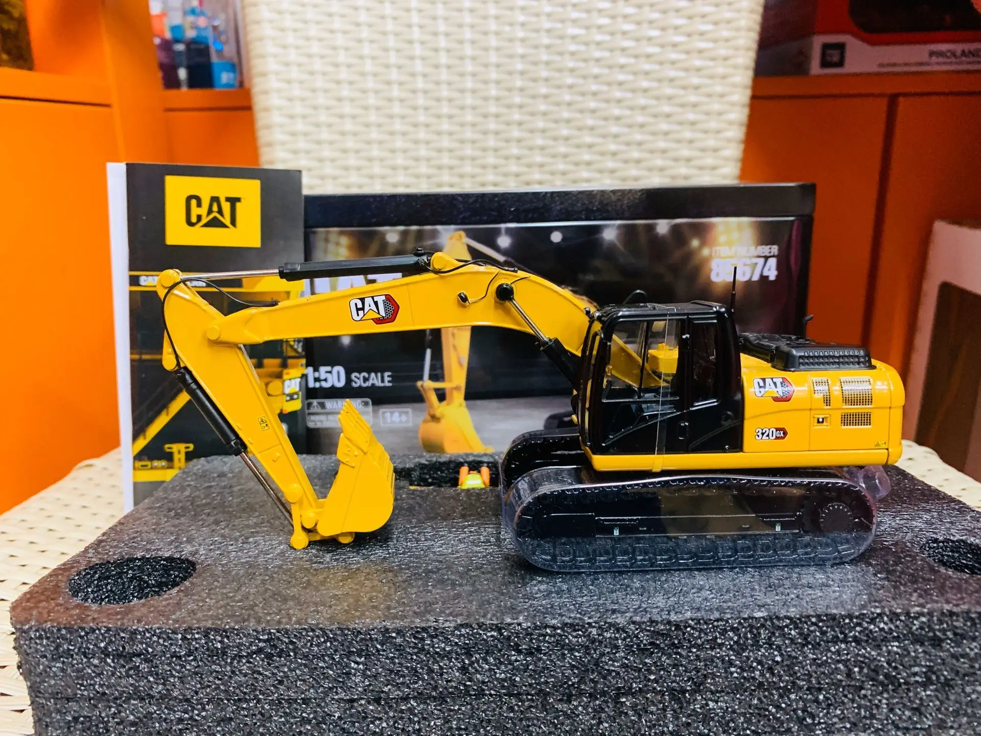 Cat 320 GX Hydraulic Excavator 1:50 Scale By DieCast Masters DM85674