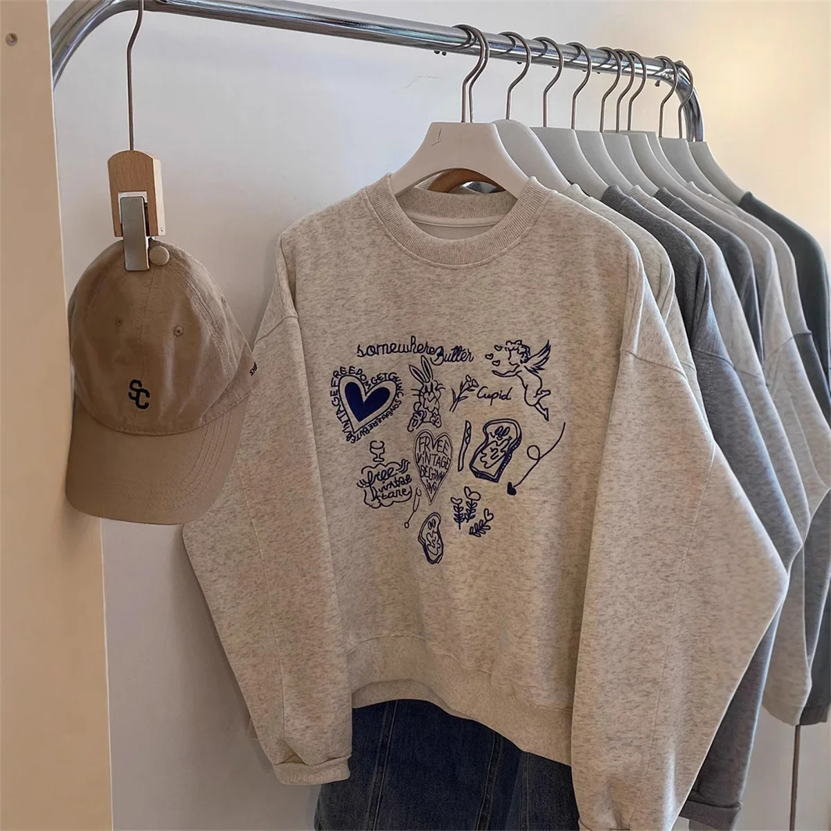 Korean Fashion Women's Gray Embroidered Round Neck Short Sweatshirts Autumn Long Sleeves Vacation Pullovers Tops Casual Popular