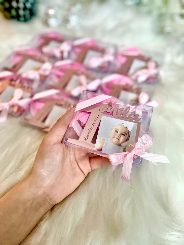 Lavagna Fotografica In Legno Per Primo Compleanno Bambina - Tema Farfalle Rosa, Cornice 37x55 Cm Con Inserimento Foto, Decorazione Feste 12 Mesi