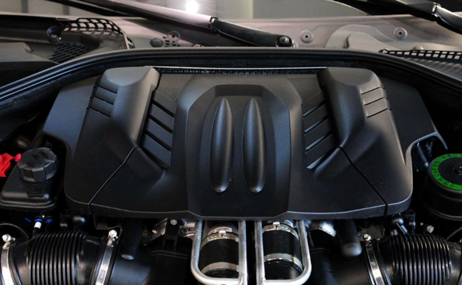 BMW F10 M5/F06 F12 F13 M6ドライカーボン製エンジンカバー