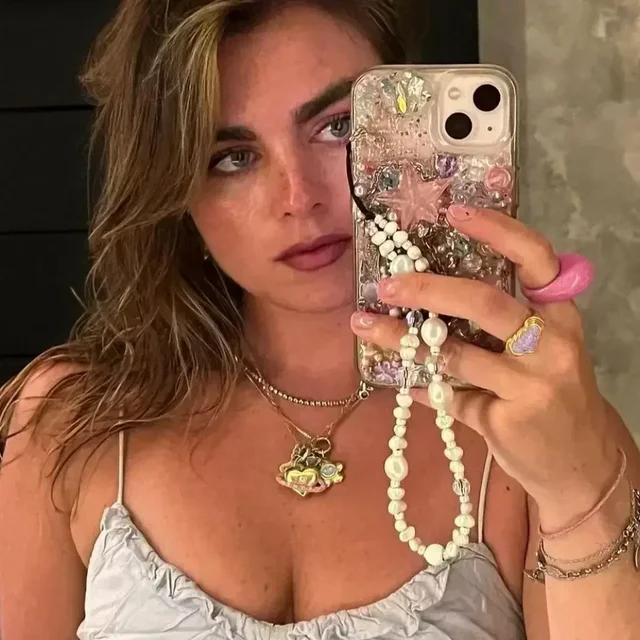 로맨틱한 파티 분위기에 어울리는 화이트 펄 휴대폰 체인