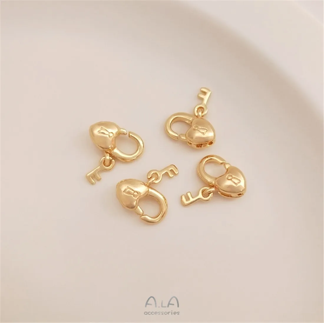 Рисунок 2 - Застежка-карабин с замком в форме