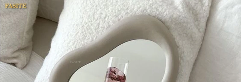 Kjo pasqyrë sjell elegancë dhe origjinalitet në shtëpinë tuaj.