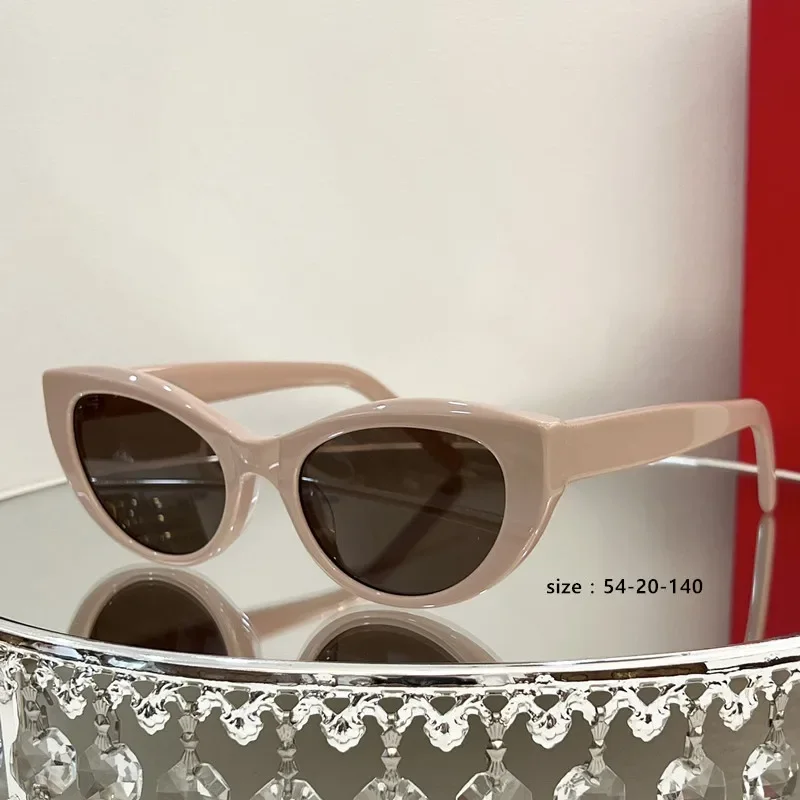 

Fashionable runway style with no face selection, comfortable and versatile cat eye design on the face