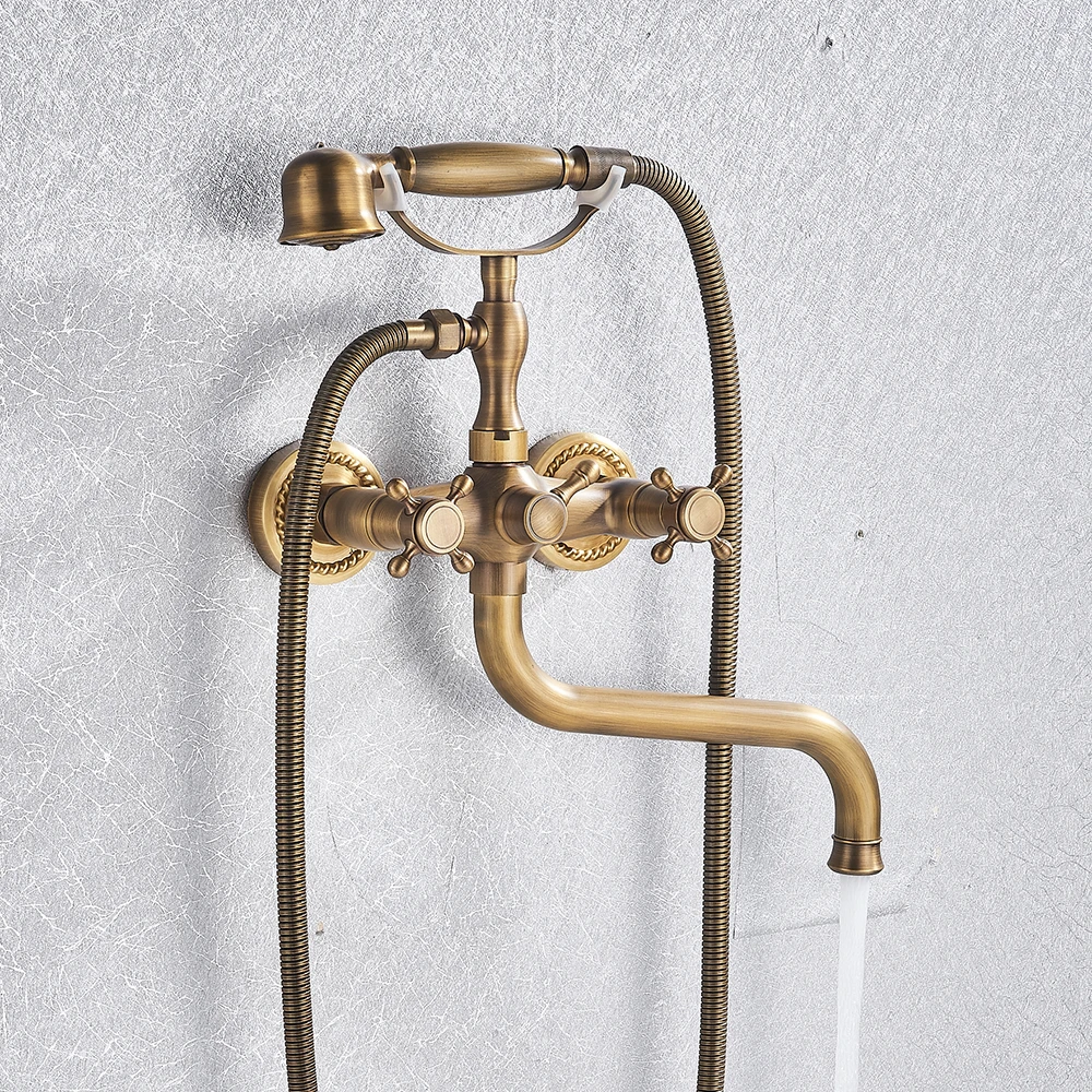 خلاطات حوض الاستحمام النحاسية العتيقة، مثبتة على ا...