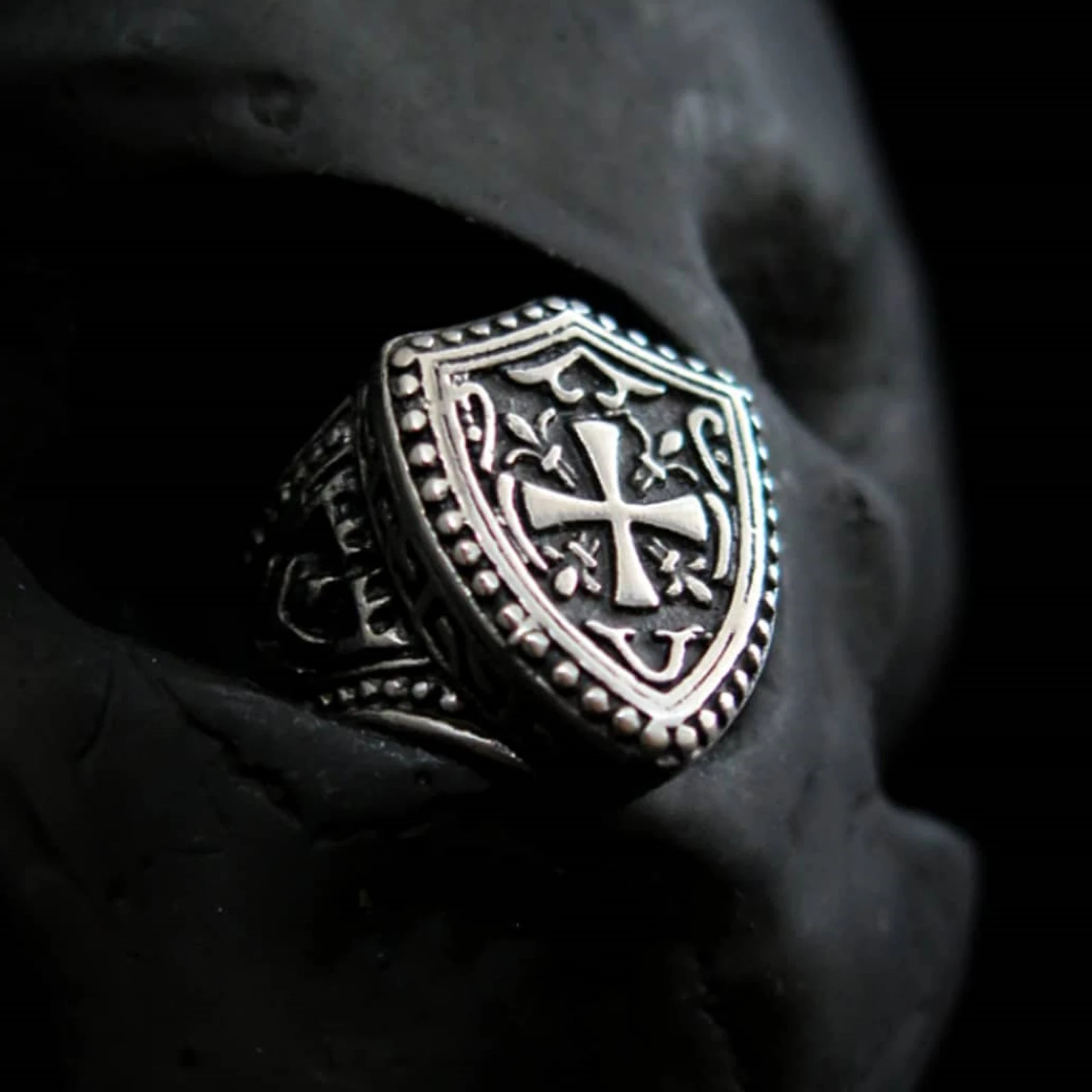 Men's Templar Cross Shield with Engraved Stainless Steel Ring Fashion Retro Knight Accessory