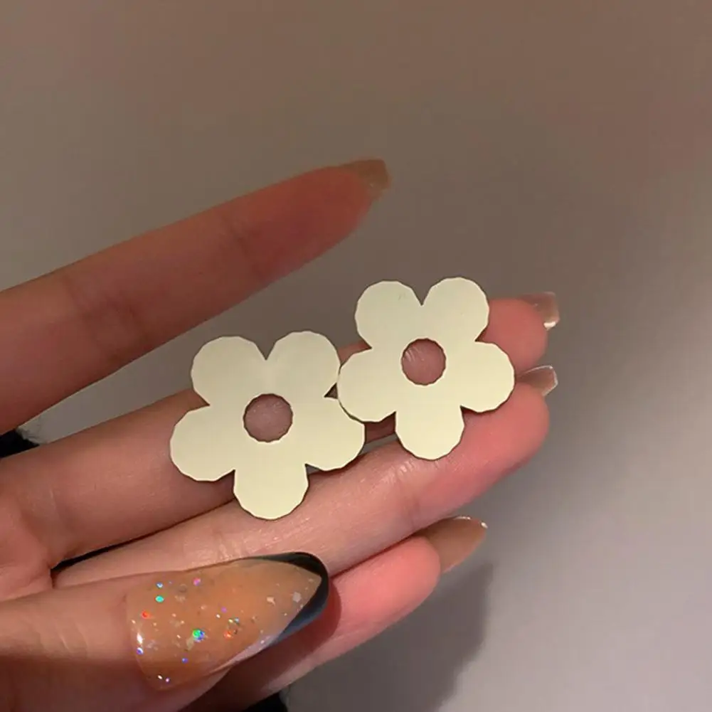 Ladies 1 Pair Stylish Korean Style Asymmetrical Earrings Sweet Stud