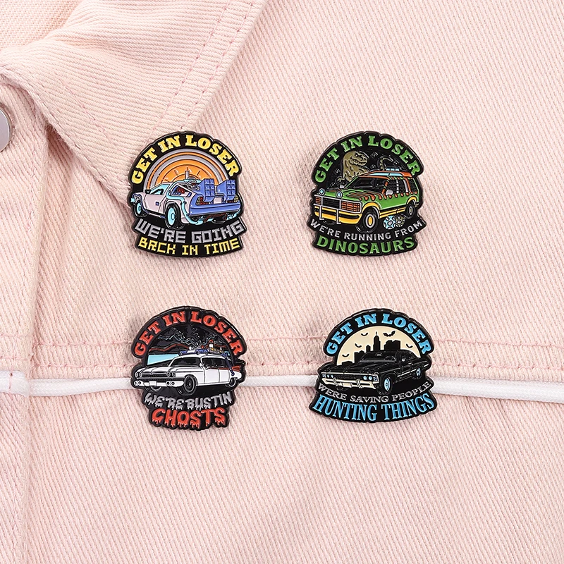 Racing Anime Filme Emaille Pins Benutzerdefinierte WE'RE GOING BACK IN TIME Broschen Revers Abzeichen Kleidung Gothic Schmuck Geschenk für Freunde – Detail 9