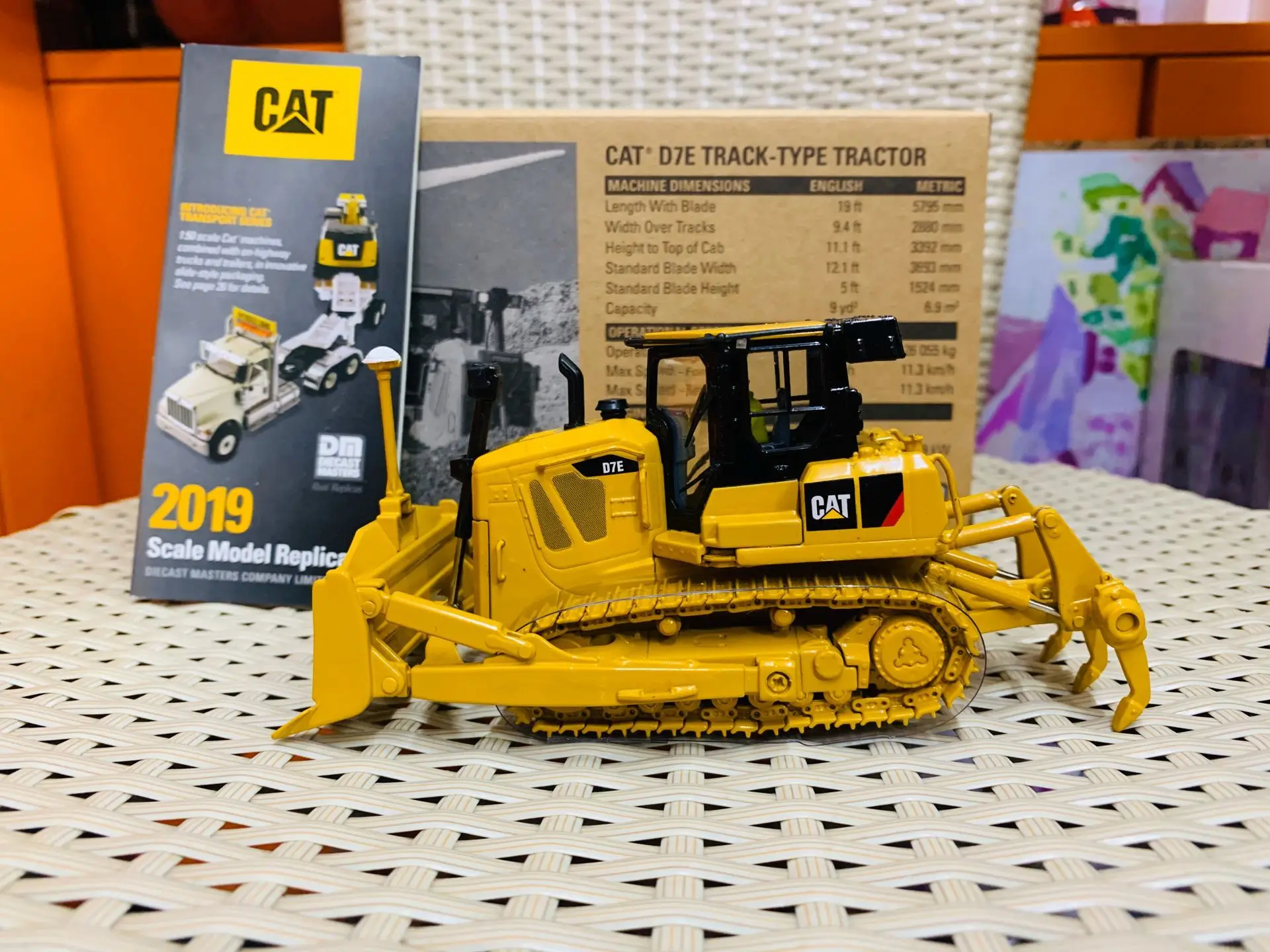 Caterpiller Cat D7E Track-Type Tractor 1:50 Scale Metal Model 85224 By Diecast Masters