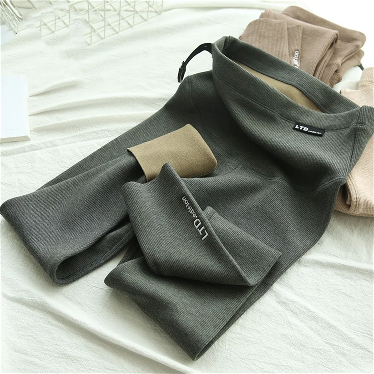 New maternity pants pregnant women plus cashmere Korean version of the new belly leggings autumn and winter maternity leggings