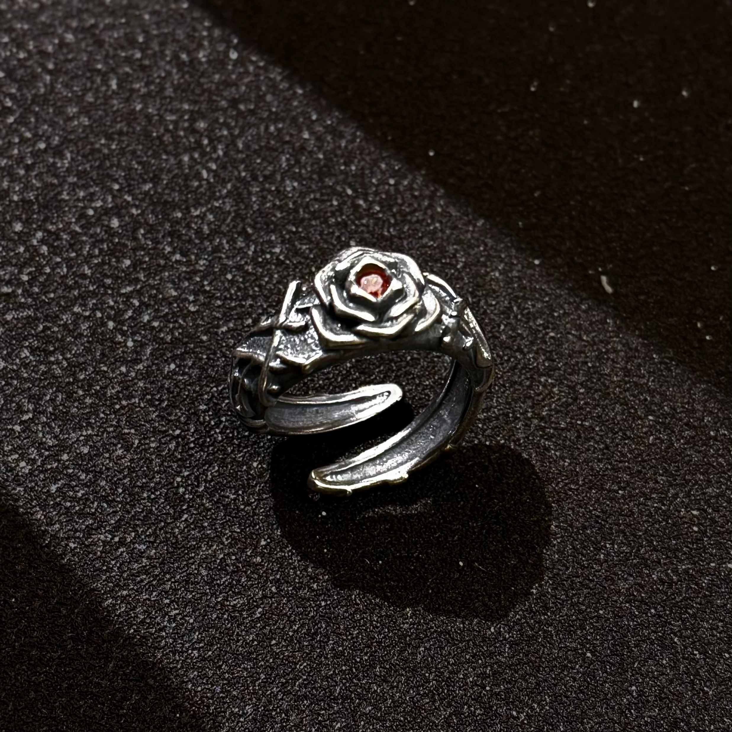 Retro Ewige Reben & Rotes Herz Rose Verstellbarer Offener Ring Für Männer Versilbertes Kupfer Punk Gothic Edgy Schmuck Zubehör Geschenk – Detail 13
