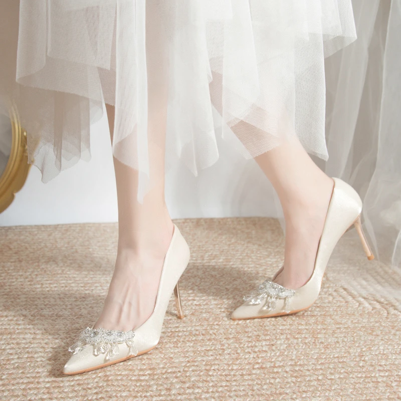 

2023 New White Silk French Fine Heel Pointed Rhinestone Bridesmaid High Heels
