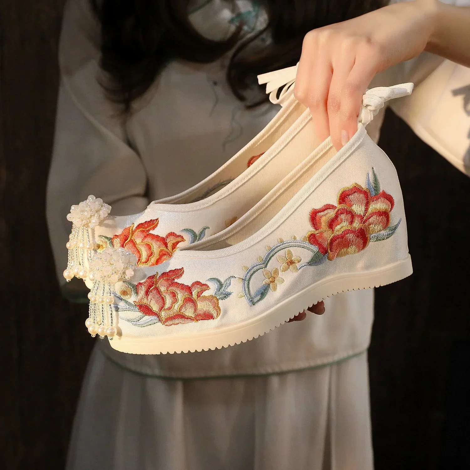 

Новые туфли Hanfu, Женская Студенческая обувь с вышивкой в старинном стиле, Женская обувь в паре с внутренней подъемной туфлей Hanfu в старинном стиле