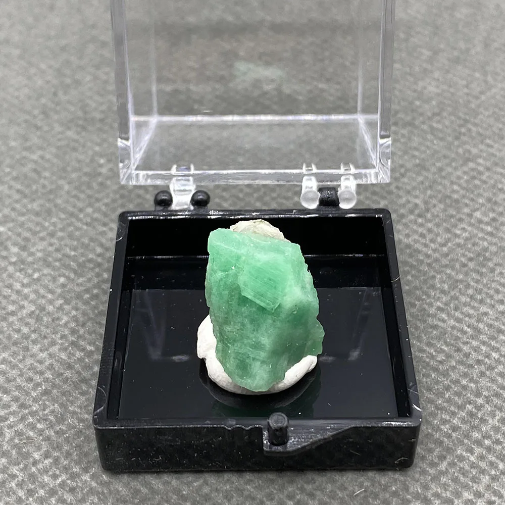 100% Natural green emerald mineral gem-grade crystal specimens stones and crystals quartz crystals +Box：35*35*35mm